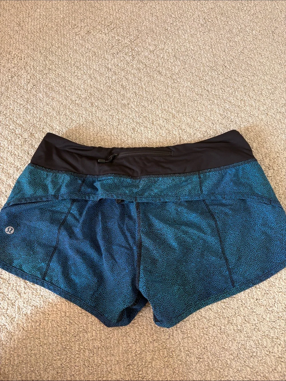Lululemon vintage size 6 low rise speed ups 2.5 inch length - blue leopard print